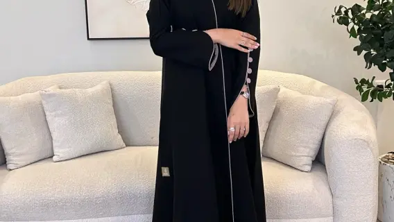 ياسمين حربي تعزف على آلة الهارب