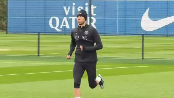 أشرف حكيمي يرتدي زي باريس سان جيرمان