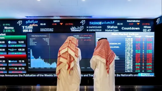 شاشة تعرض تداولات سوق الأسهم السعودية