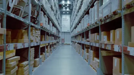 شعار شركة أمازون على مبنى