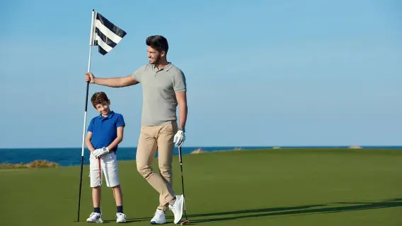 كريس وود مع جوائزه بعد فوزه ببطولة الجولف