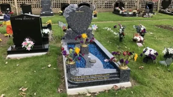 زيارة مقبرة والدعاء للمتوفى