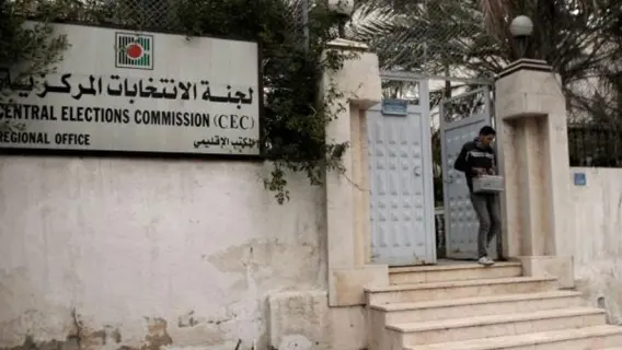 مدير مركز تدريب الأونروا في قلنديا يدخل المركز بعد قطع الكهرباء