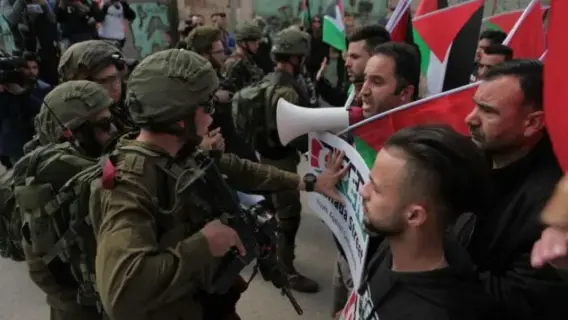 جندي إسرائيلي في نقطة تفتيش قرب بيت لحم