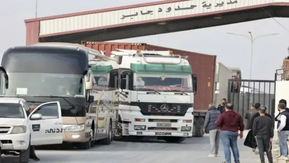 شاحنات تجارية تمر عبر الحدود الأردنية السورية