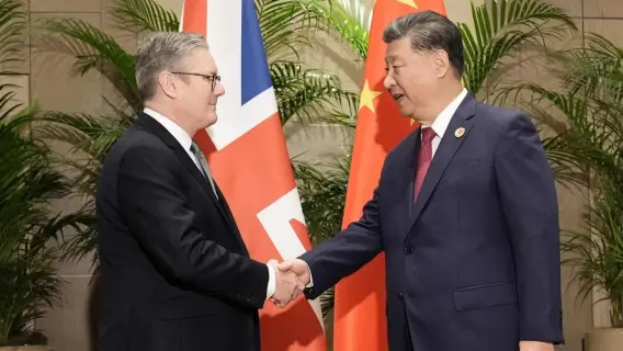 رئيس الوزراء البريطاني كير ستارمر في اجتماع مع الرئيس الصيني شي جين بينغ