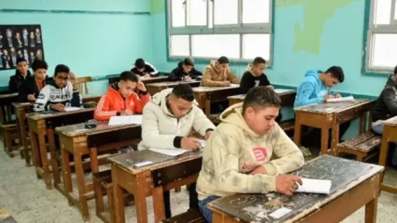 طلاب يحتفلون بنتائج الشهادة الإعدادية في الجيزة