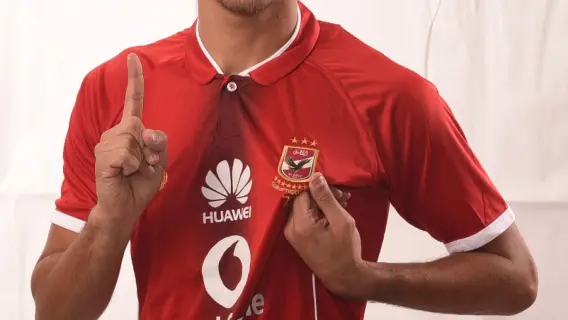 محمد شريف مهاجم الأهلي يحتفل بعيد ميلاده