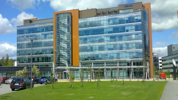 شعار شركة نوكيا على مبنى الشركة