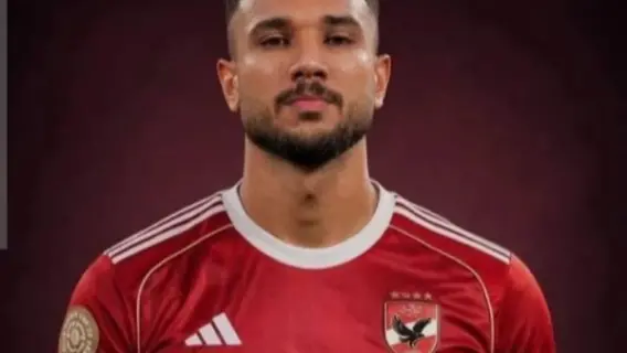 هادي رياض خلال جلسة تصوير في النادي الأهلي