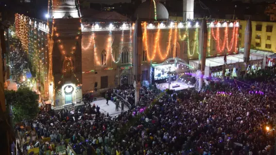 مسجد الحسين في شهر رمضان مع مصلين