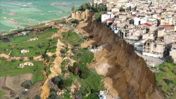 انهيار أرضي في صقلية يبتلع أحياء كاملة