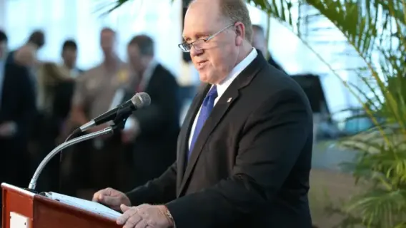 توم هومان يتحدث في مؤتمر صحفي بمينيابوليس