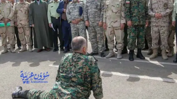 قائد الجيش الإيراني أمير حاتمي أثناء مؤتمر صحفي