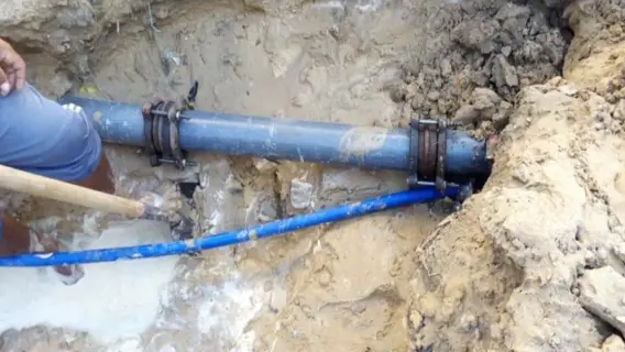 عمال يقومون بإصلاح مواسير مياه الشرب في برج مغيزل