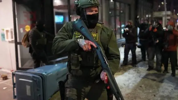 Federal agents in Minneapolis with protesters