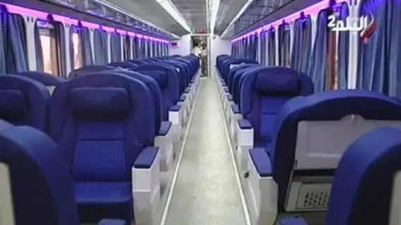 قطار مكيف في محطة سكة حديد