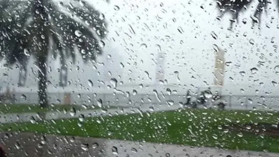 أمواج البحر المرتفعة تحت السماء الغائمة