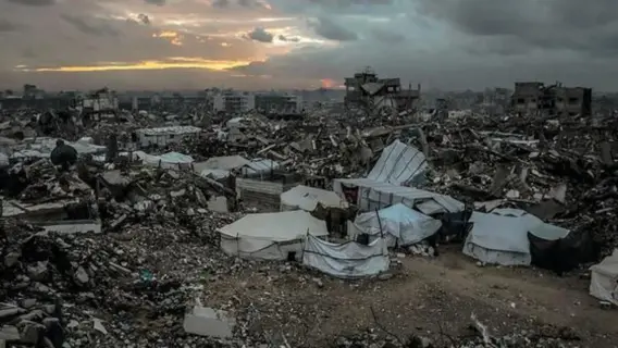 فلسطينيون ينتظرون استلام طعام من مطبخ خيري في بيت لاهيا