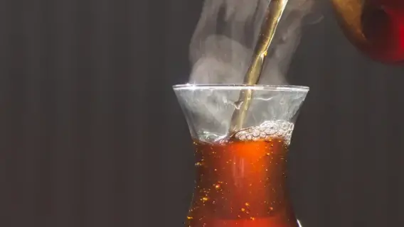 كوب من الشاي الأسود مع بخار