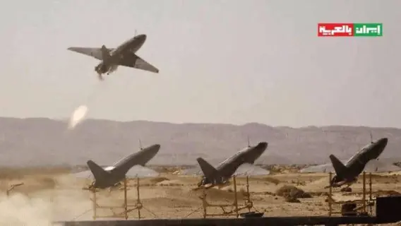 طائرة إيرانية تحلق فوق سفينة عسكرية أمريكية