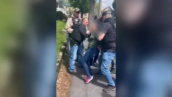 عملاء ICE أثناء عملية اعتقال