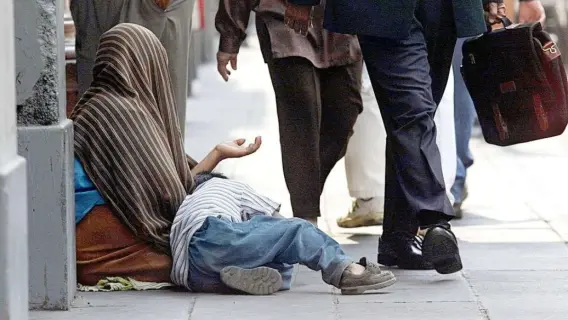 مشهد شارع في الأردن يظهر التسول