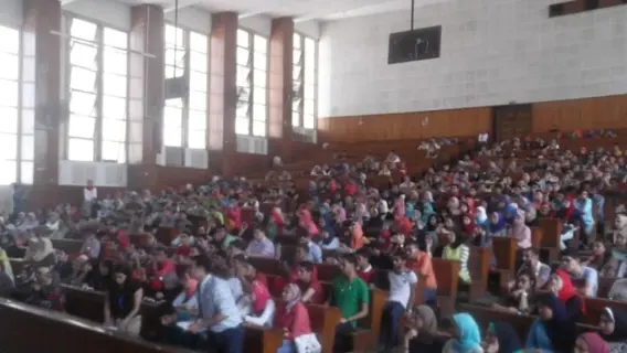 طلاب كلية التمريض في محاضرة بجامعة الإسكندرية