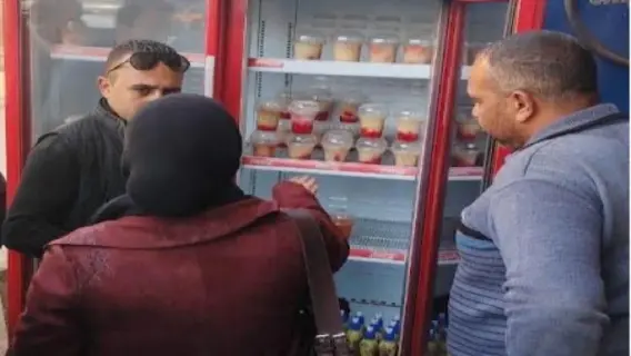 ضباط ينفذون حملة تفتيشية في محال بالمنيا