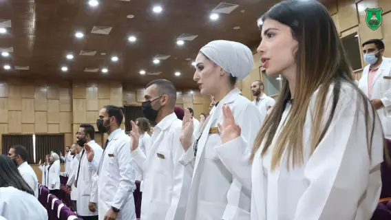 طلاب جامعات خاصة يتسلمون الشهادات