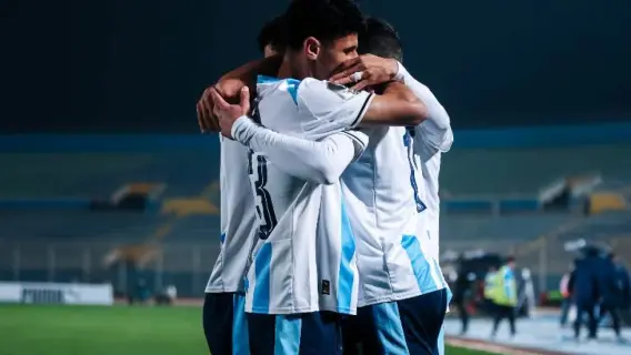 مباراة بين فريقي سموحة وبيراميدز في الدوري المصري