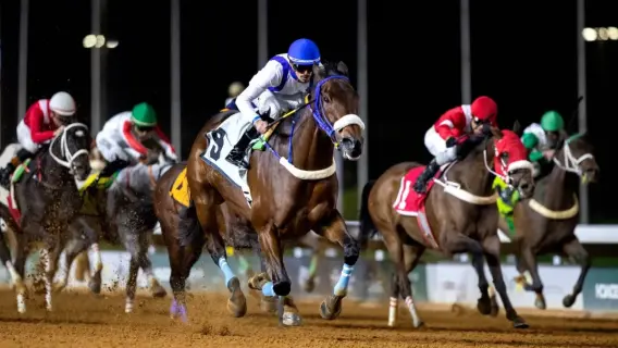 عادل الفريدي يقود جوادًا في سباق ديربي السعودية