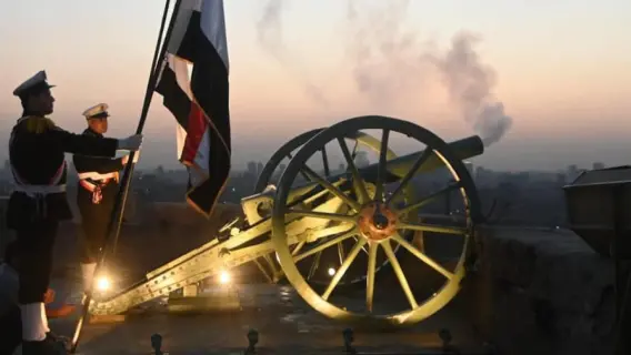 هلال رمضان يظهر في السماء مع غروب الشمس