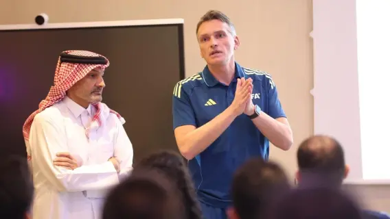 حكام تقنية الفيديو خلال التدريب للبطولات الدولية