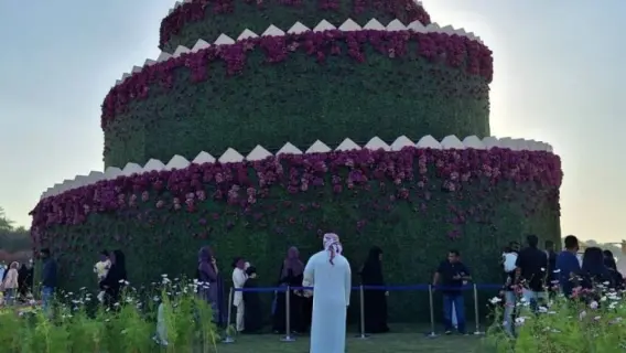 مشهد لبرج حلزوني ونفق زهور في مهرجان العين