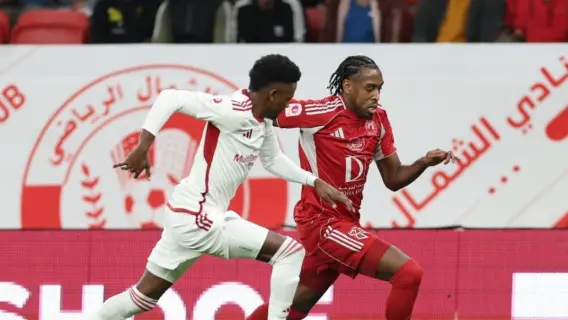 لاعبو فريق الشمال يحتفلون بالفوز على ملعب الثمامة