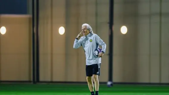 كريستيانو رونالدو يرتدي قميص نادي النصر أثناء التدريب