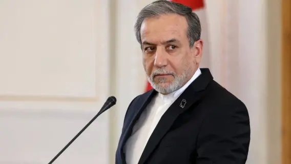 وزير الخارجية الإيراني عباس عراقجي يصل إلى عُمان لإجراء محادثات نووية