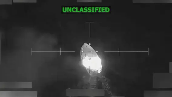 سفينة حربية تبحر في المحيط