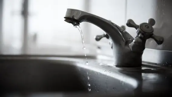 أنابيب مياه وصيانة محطة صرف صحي