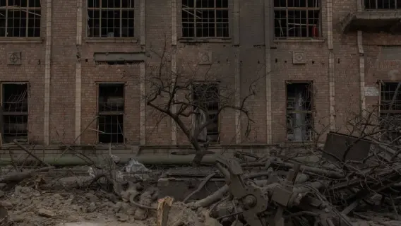 طاٸرة مسيرة تحلق فوق مدينة مستهدفة