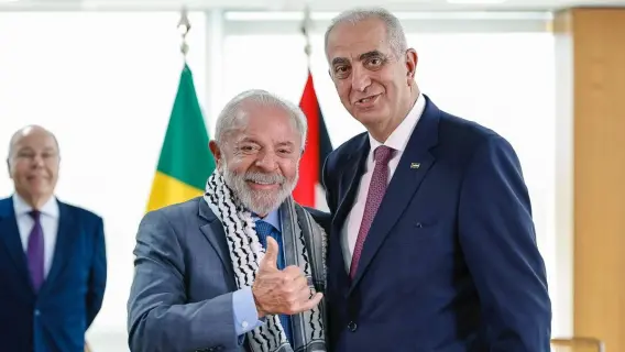 الرئيس البرازيلي لولا دا سيلفا يرتدي الكوفية الفلسطينية خلال الحفل الدبلوماسي