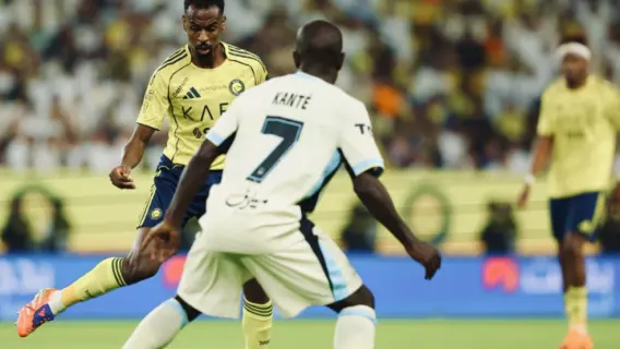 مشهد من مباراة كرة قدم بين النصر والاتحاد