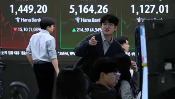 شاشة تعرض مؤشرات سوق الأسهم الآسيوية