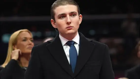 الرئيس الأميركي دونالد ترمب يسير إلى جانب نجله بارون