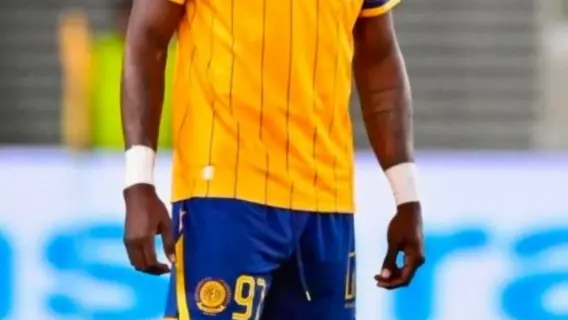 المدافع الكاميروني ستيفان كيلر في مباراة كرة قدم