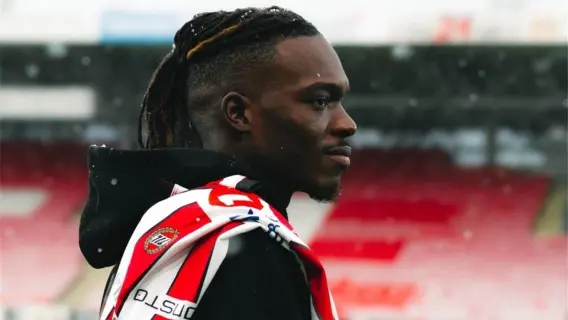 آيلتسين كامويش يرتدي قميص النادي الأهلي