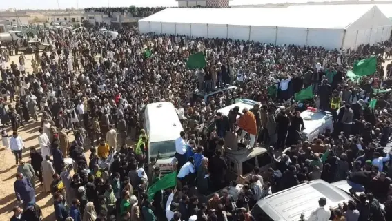 جموع كبيرة خلال تشييع جثمان سيف الإسلام القذافي في مطار بني وليد