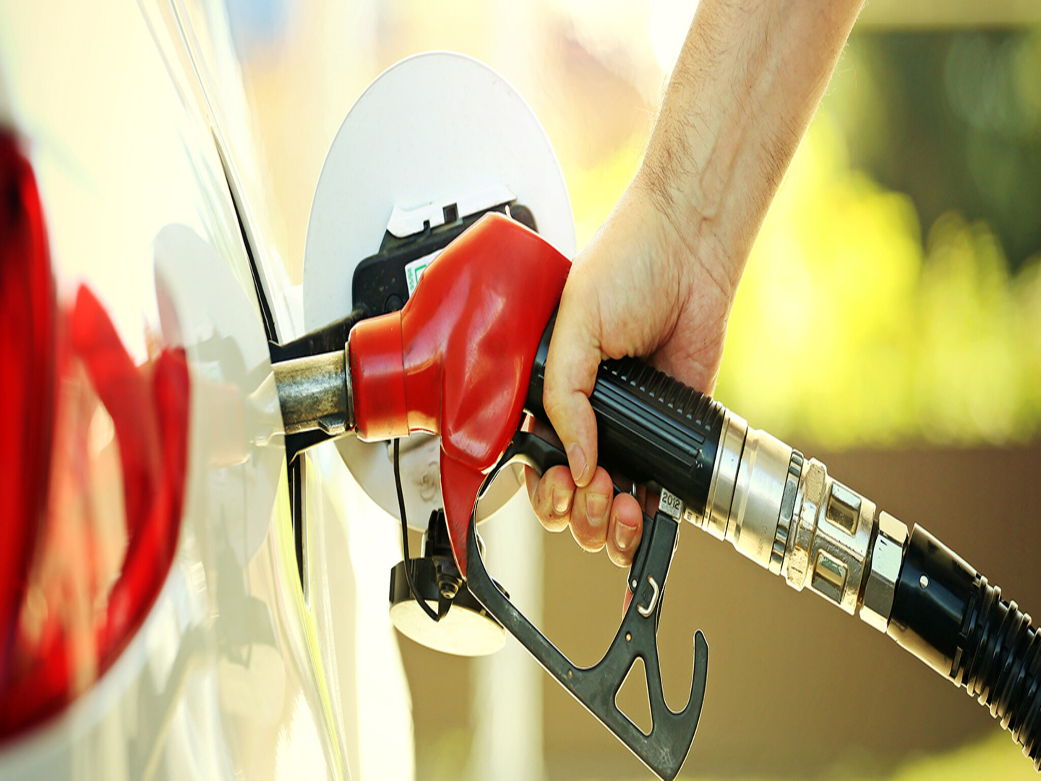 أسعار الوقود خلال شهر أبريل في الإمارات تسجل انخفاض ملحوظ 