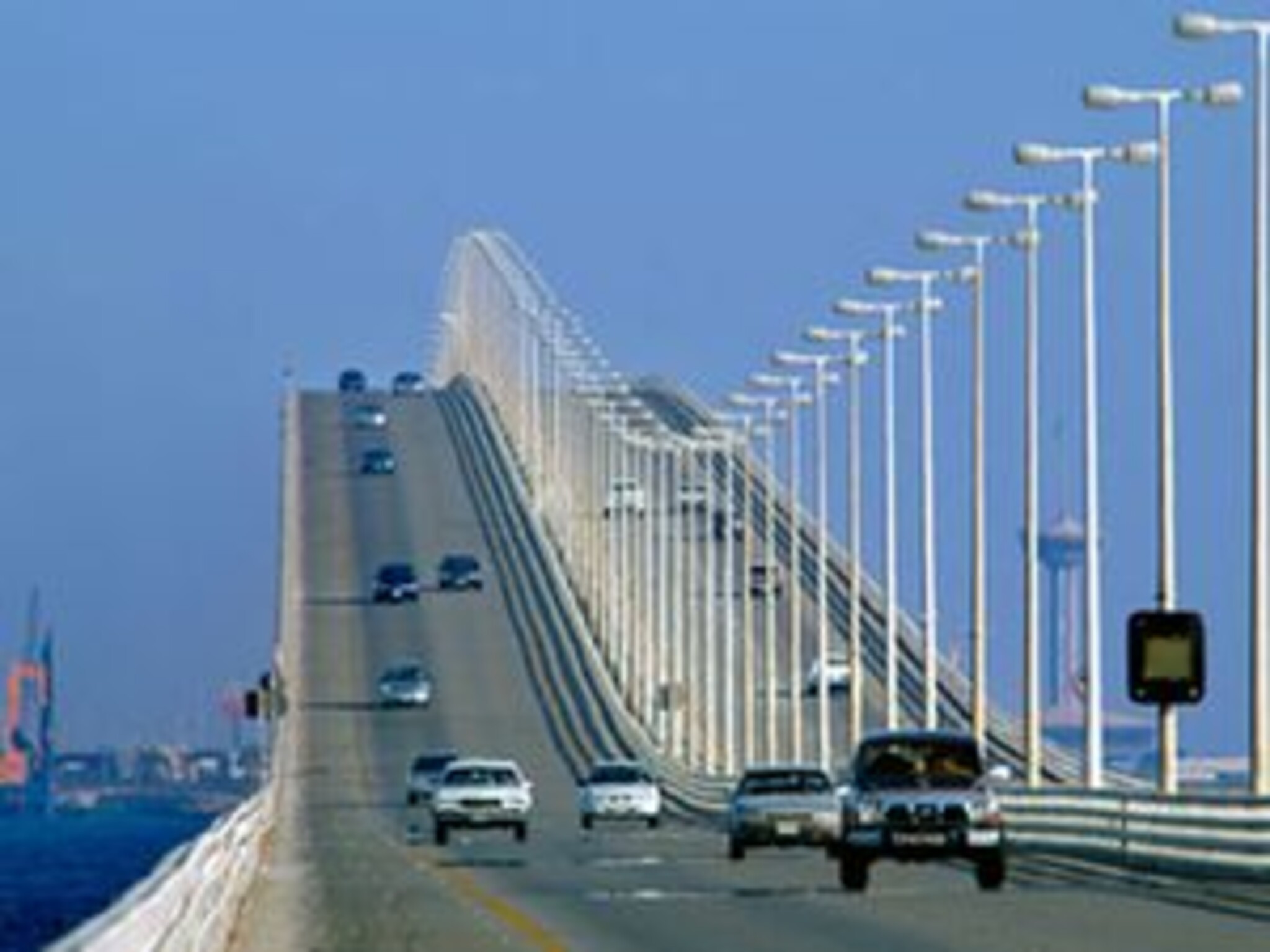 « جسر الملك فهد » يستقبل الآلاف من المسافرين لليوم الرابع علي التوالي 